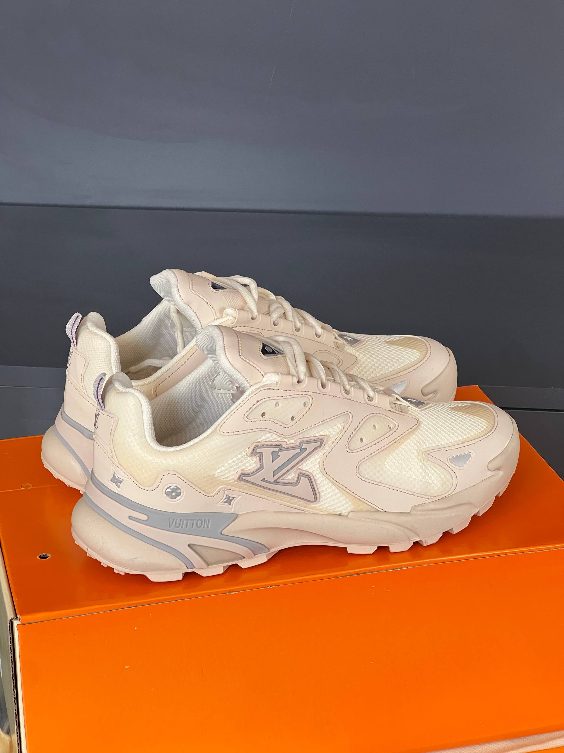 Louis Vuitton Sneaker Beige