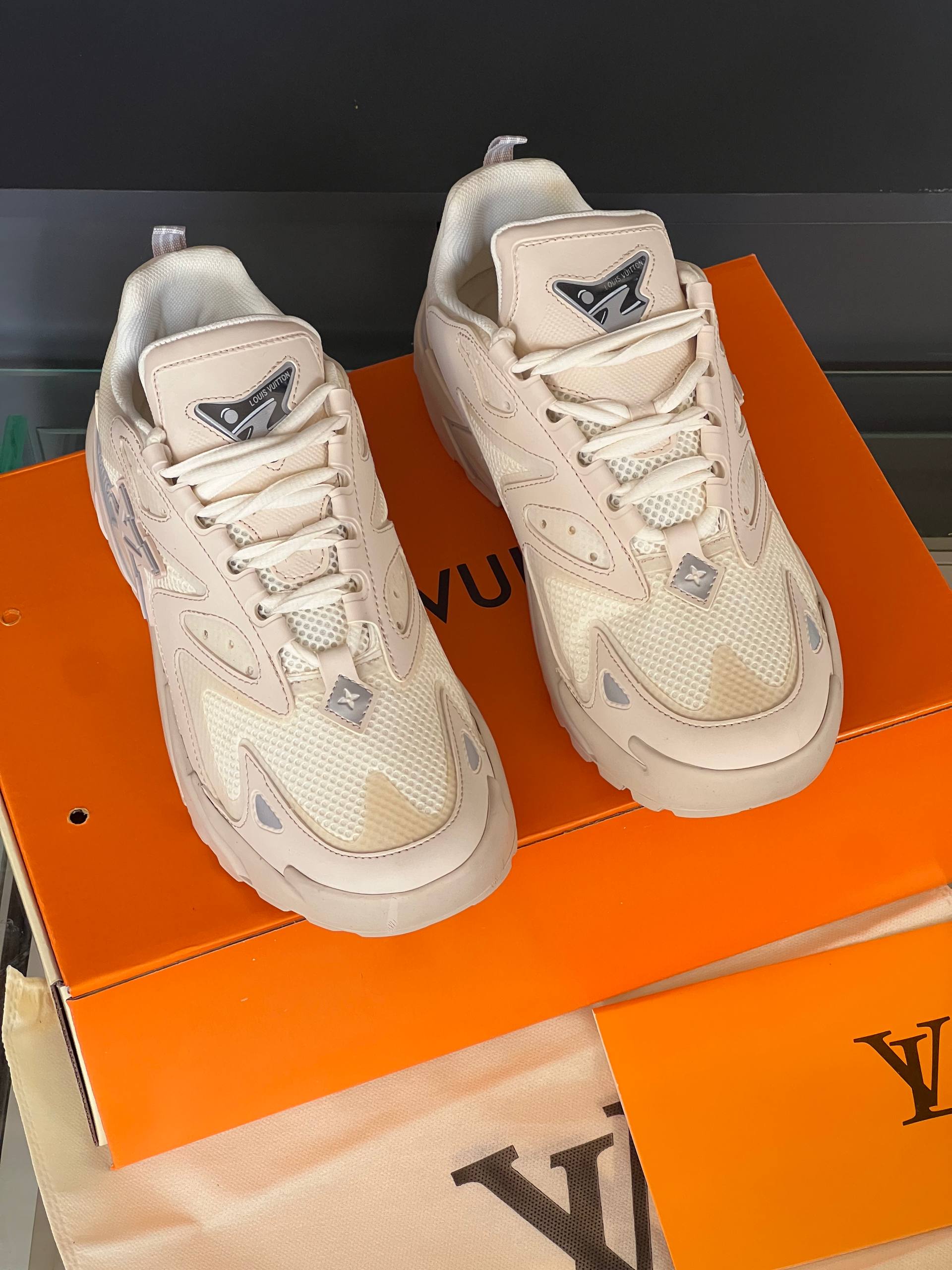 Louis Vuitton Sneaker Beige