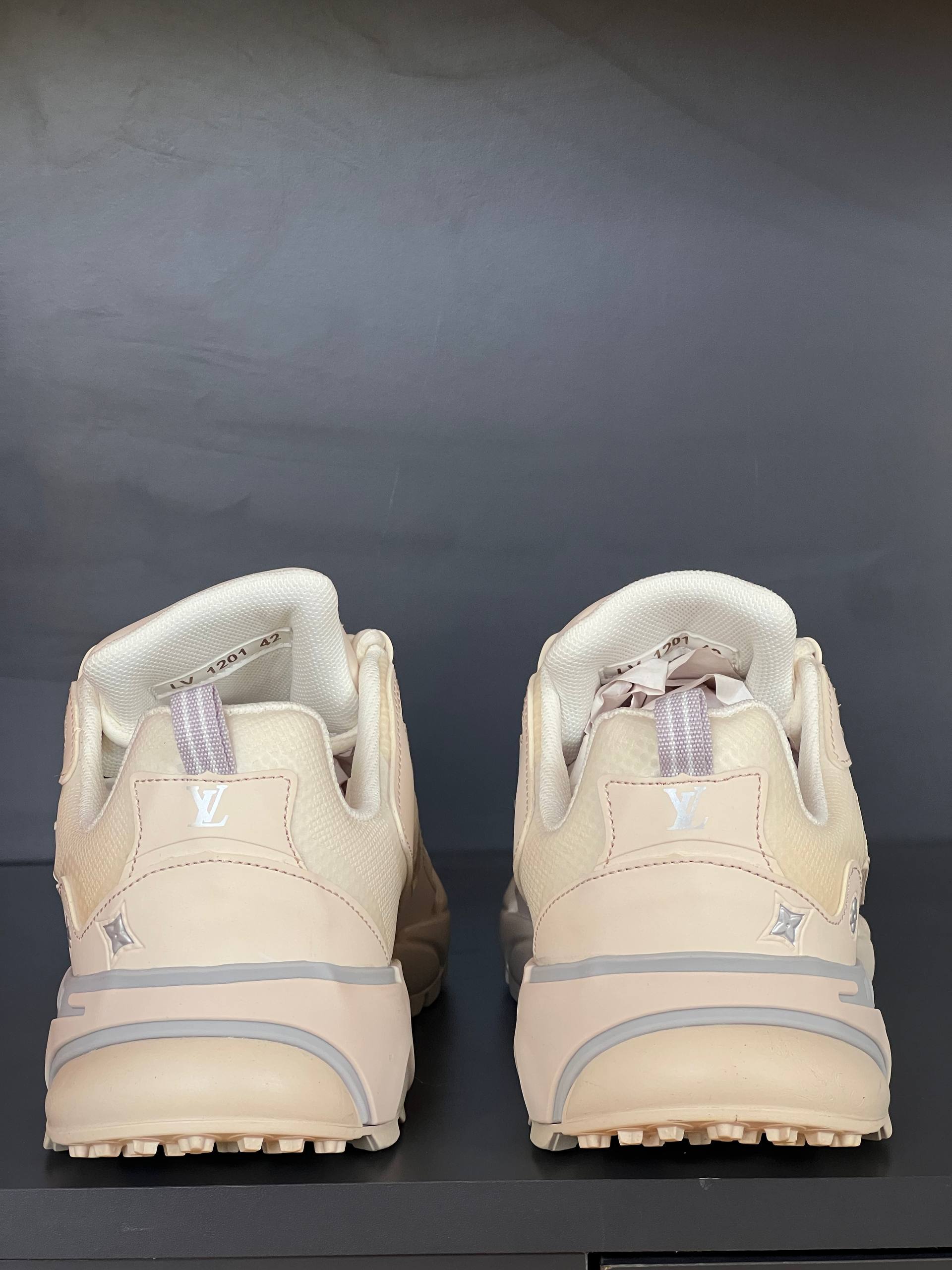 Louis Vuitton Sneaker Beige