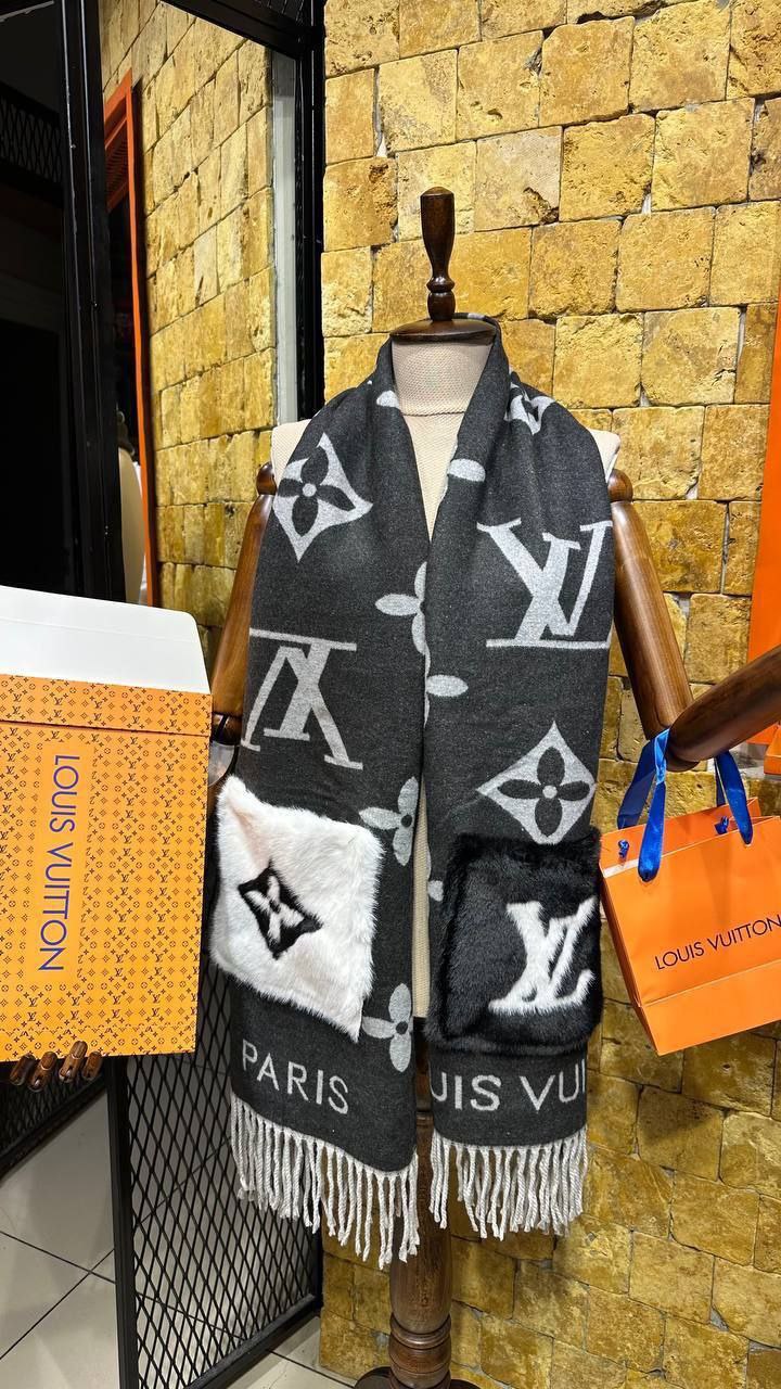 Louis Vuitton Reykjavik Scarf Monogram